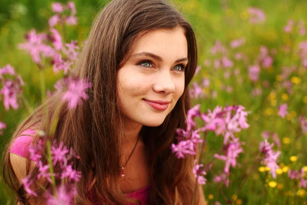Woman on pink flower field — Stock Photo, Image