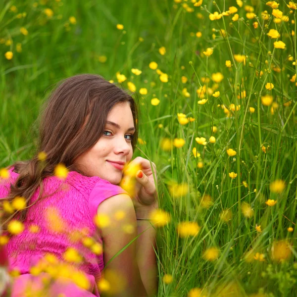 Жінка на квітковому полі — стокове фото