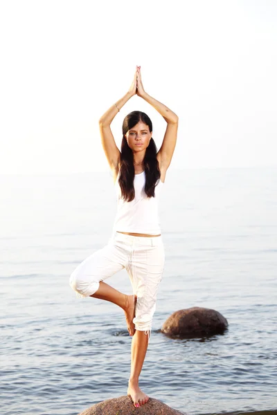 Yoga cerca del océano —  Fotos de Stock