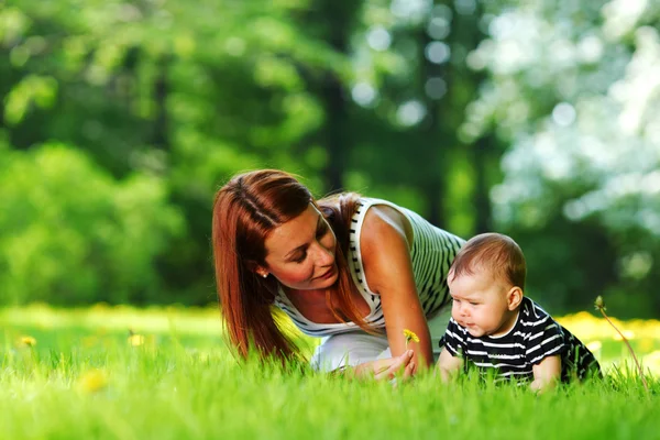 母亲和女儿在绿色草地上 — 图库照片