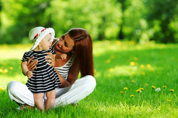 Mãe e filha na grama verde — Fotografia de Stock