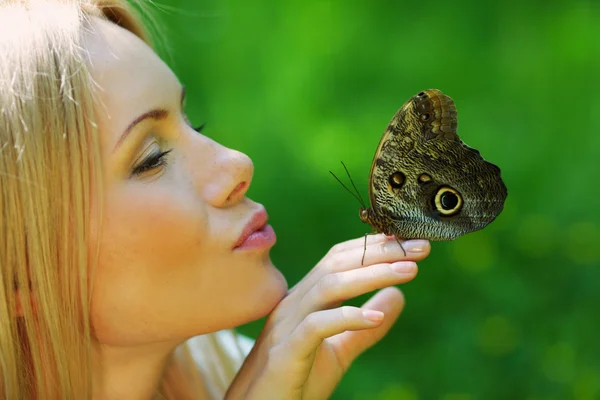 Frau spielt mit einem Schmetterling — Stockfoto