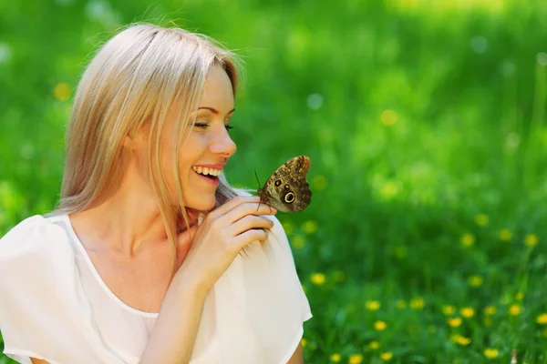Mujer jugando con una mariposa — Foto de Stock