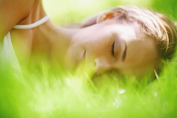 Женщина спит на траве — стоковое фото