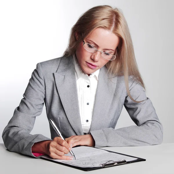 Affärskvinna skriver i anteckningsbok — Stockfoto