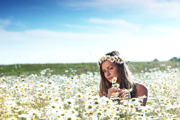 デイジーの花のフィールド上の女の子 — ストック写真