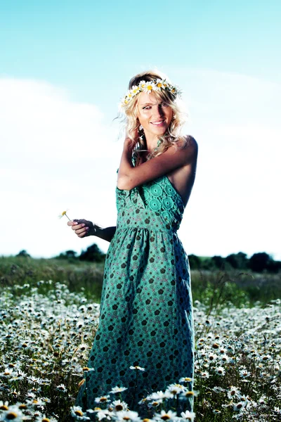 Menina de vestido no campo de flores da margarida — Fotografia de Stock