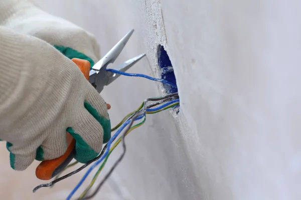 Trabalhador coloca os fios — Fotografia de Stock