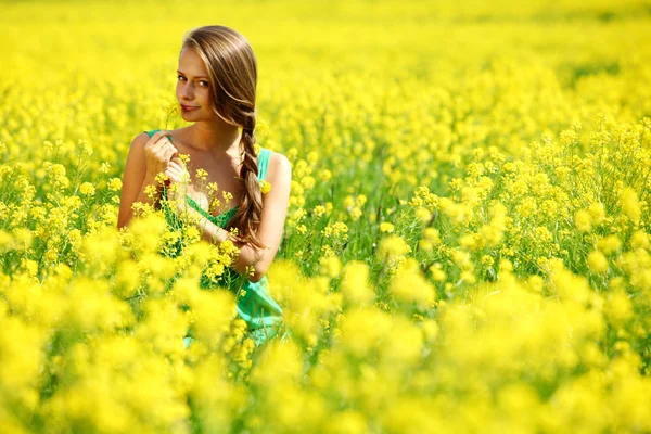 Vrouw op oliehoudende zaden veld — Stockfoto