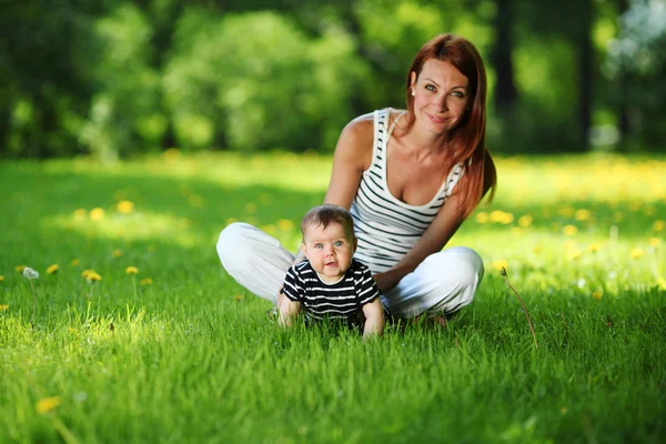 Anya és lánya, a zöld fű — Stock Fotó