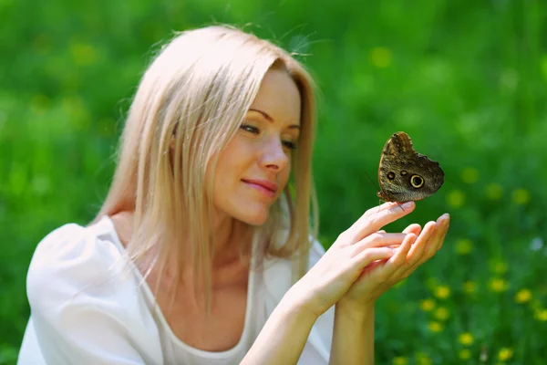 Donna che gioca con una farfalla — Foto Stock