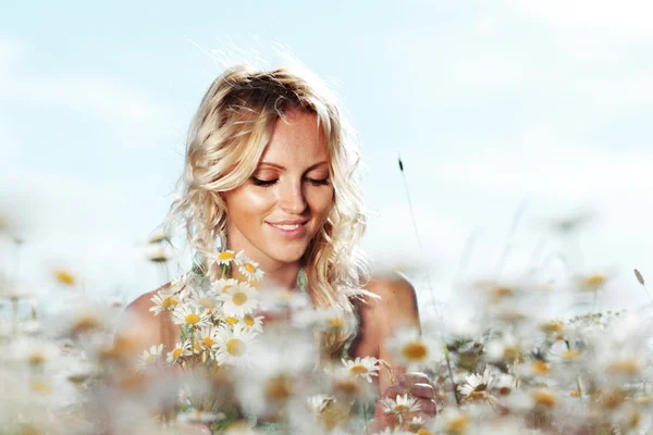 Dziewczyna na polu kwiaty stokrotka — Zdjęcie stockowe