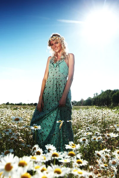 Девушка в платье на цветочном поле — стоковое фото