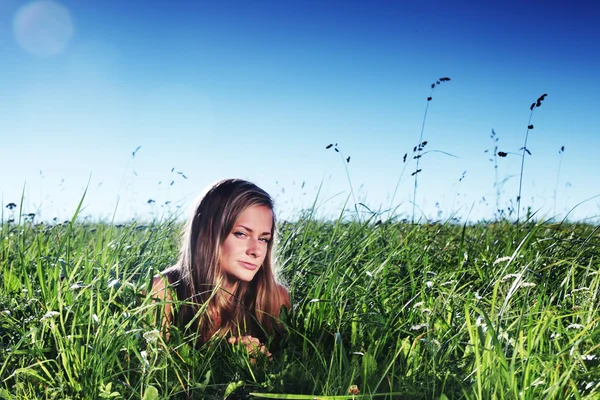 Mujer sobre hierba verde —  Fotos de Stock