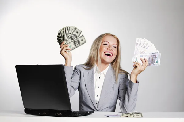 Zakelijke vrouw dollar in handen — Stockfoto