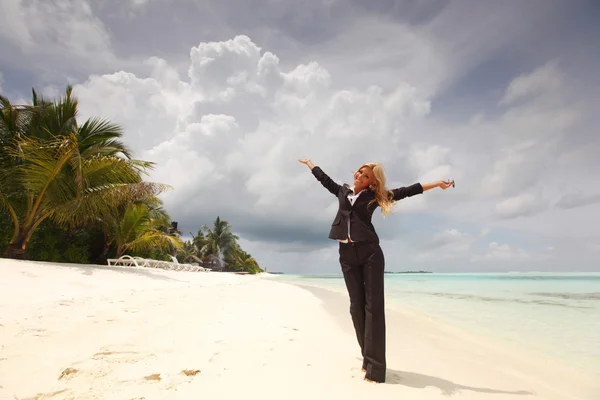 Glückliche Geschäftsfrau an der Küste des Ozeans — Stockfoto