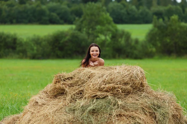 Chica al lado de haystack —  Fotos de Stock