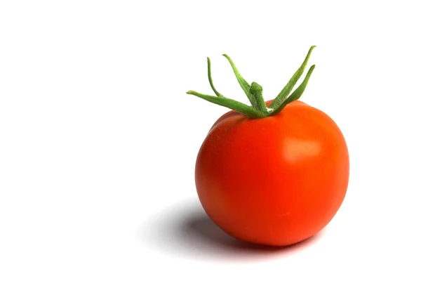Rode tomaat op wit — Stockfoto