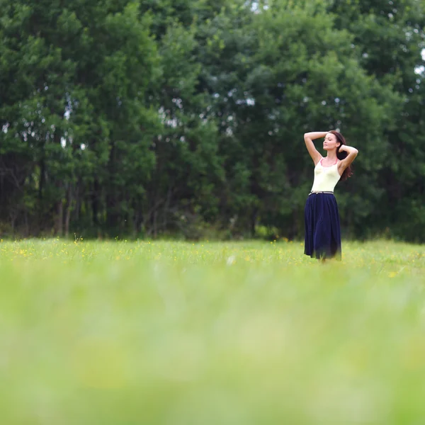 Donna sul campo di erba verde — Foto Stock
