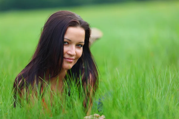 Kvinna på gräs — Stockfoto