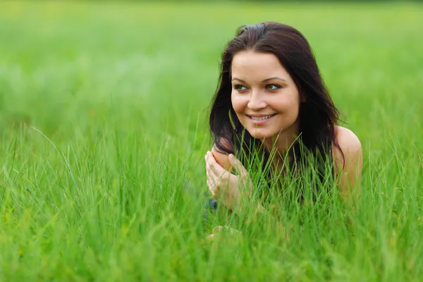 Vrouw op gras — Stockfoto