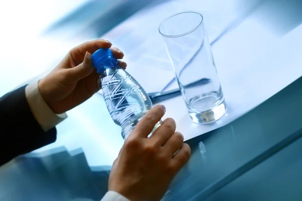 Geschäftsmann trinkt Wasser — Stockfoto