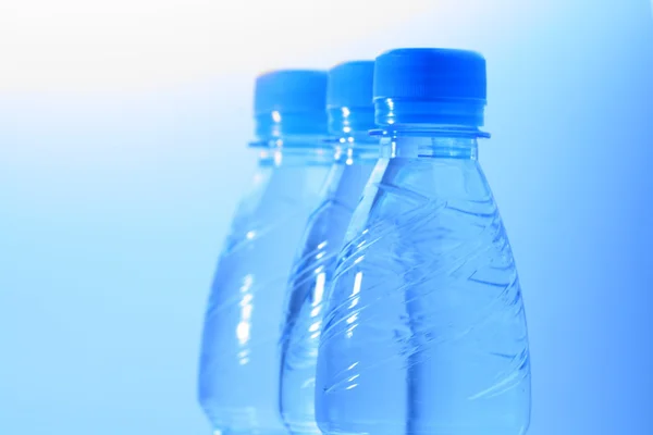 Синя вода в пляшці — стокове фото