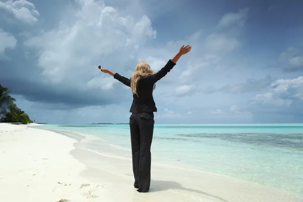 Mulher de negócios feliz na costa do oceano — Fotografia de Stock