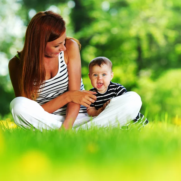 Matka i córka na zielonej trawie — Zdjęcie stockowe