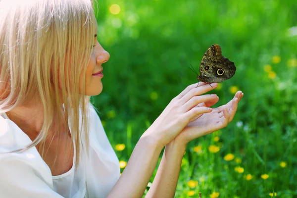 Женщина играет с бабочкой — стоковое фото