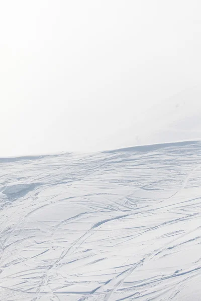 Ski nyomok a hóban — Stock Fotó