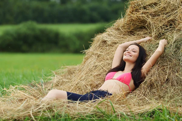 干し草の山の横にある女の子 — ストック写真