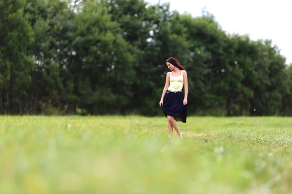 Mujer en campo de hierba verde —  Fotos de Stock