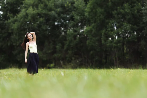 緑の芝生のフィールド上の女性 — ストック写真