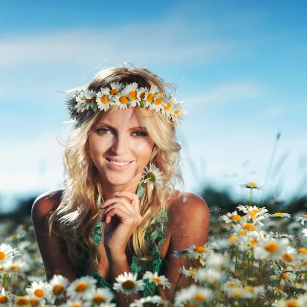 Chica en el campo de flores de margarita — Foto de Stock