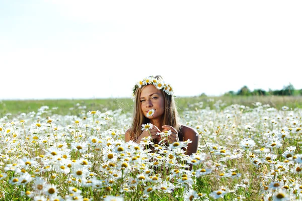 Κορίτσι στο πεδίο λουλούδια μαργαρίτα — Φωτογραφία Αρχείου
