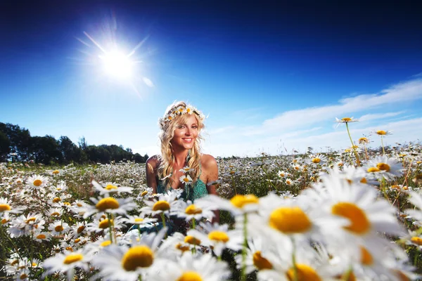 Chica en vestido en el campo de flores de margarita — Foto de Stock