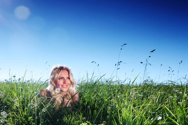 Vrouw op groen gras — Stockfoto