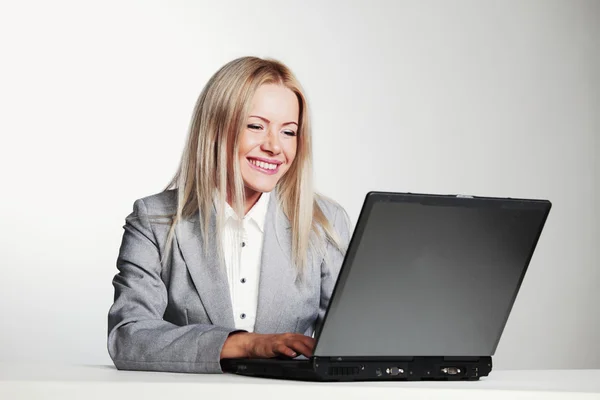 Zakelijke vrouw werkt op laptop — Stockfoto