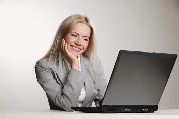 Ділова жінка працює на ноутбуці — стокове фото