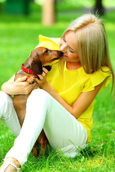 Mulher dachshund em seus braços — Fotografia de Stock