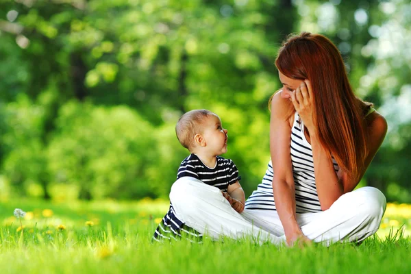 Matka a dcera na zelené trávě — Stock fotografie