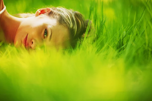 Kobieta snu na trawie — Zdjęcie stockowe