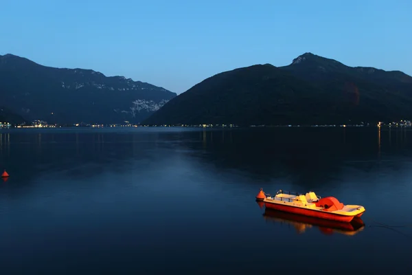 夜のルガーノ湖の風景 — ストック写真