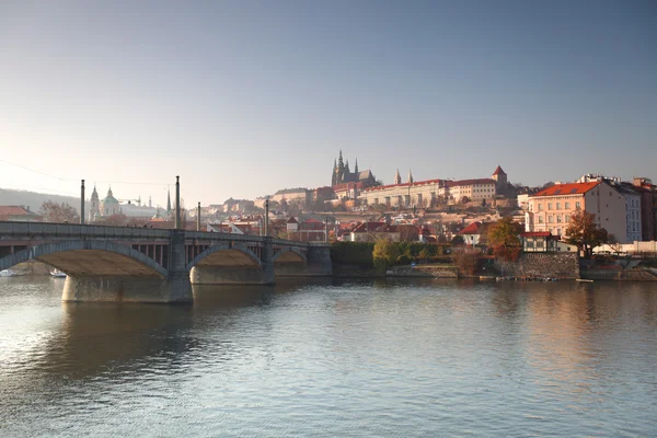 Panorama Karlov o puente de Carlos en Praga en otoño — Foto de Stock