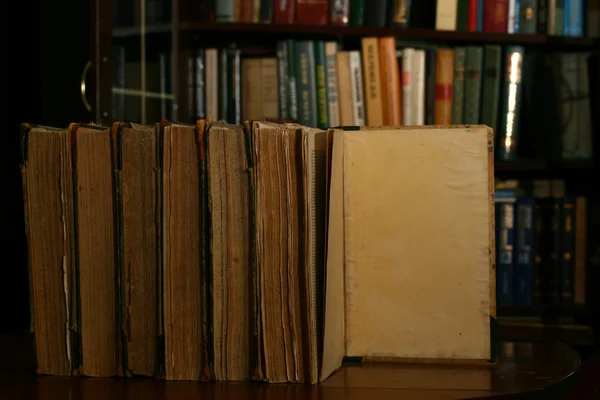 Böcker på bord — Stockfoto