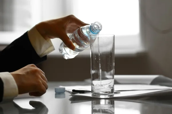 Uomo d'affari e bicchiere d'acqua — Foto Stock