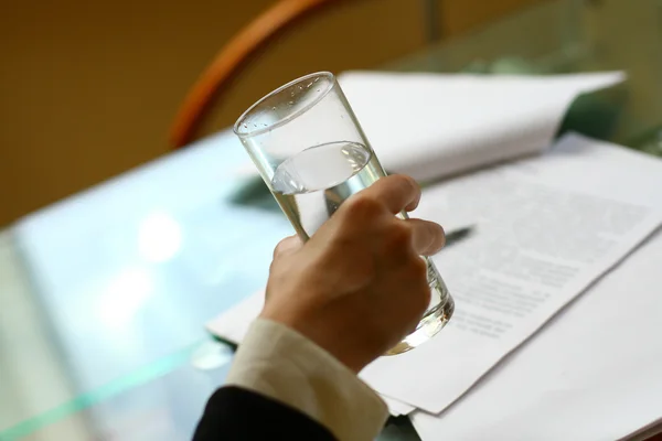Geschäftsmann und ein Glas Wasser — Stockfoto