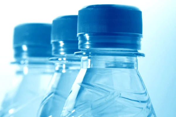 Голубая вода в бутылке — стоковое фото