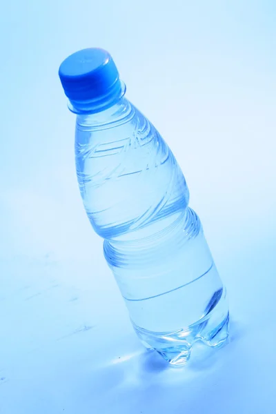 Blått vatten i flaska — Stockfoto